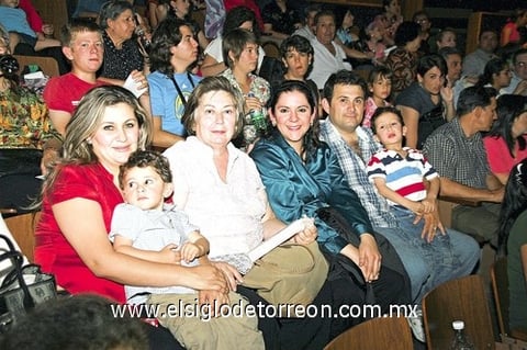 11062010 Sara Carrillo de Cordero, Rosalinda Cossío Cepeda, Lénida Estrada de Carrillo, Jesús Carrillo y los niños Héctor David y Santiago Carrillo.