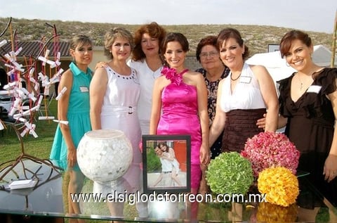 12062010 Cynthia Cecil Grijalva Alcántar en su fiesta prenupcial, en compañía de algunas damas asistentes.