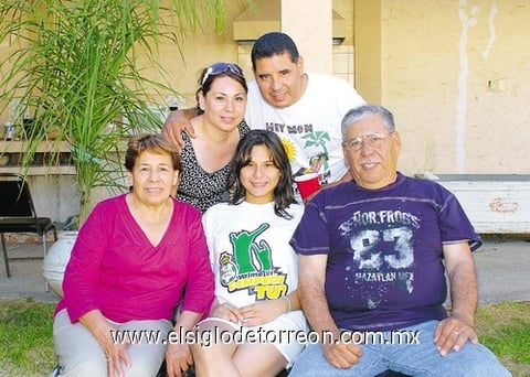 12062010 Ximena Coronado en la torna fiesta con motivo de sus quince años, en compañía de sus papás Jorge y Araceli, así como sus abuelos.