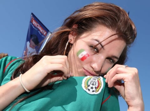 Esta bella belga decidió apoyar a México en su encuentro con el campeón del mundo.