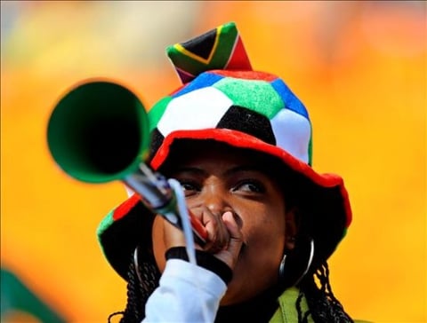 Una aficionada sudafricana se pepara para el partido entre su selección y México.