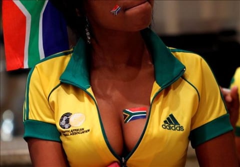 Una aficionada sudafricana con la bandera nacional pintada en el pecho y en la cara ve el partido inaugural del Mundial de Futbol Sudáfrica 2010 entre las selecciones de México y Sudáfrica