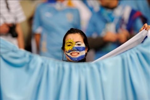 Una aficionada uruguaya anima a su equipo en la grada antes del inicio del partido del grupo A del Mundial de Futbol Sudáfrica 2010 entre las selecciones de Uruguay y Francia.