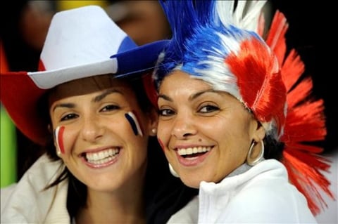 Aficionadas francesas animan a su selección en la grada antes del inicio del partido del grupo A del Mundial de Futbol Sudáfrica 2010.
