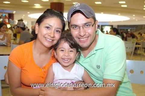 14062010 Aída Ramírez Ramírez, Enid Castro Ramírez y Ernesto Castro Chairez.