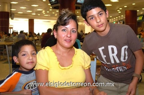 14062010 Lorena Contreras con sus hijos Armando y Jesús Morales.