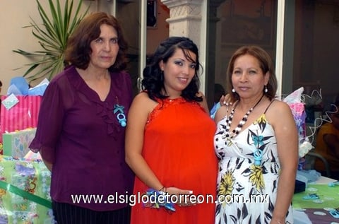 13062010 Mayté Favela Murillo con las abuelitas organizadoras de la fiesta de canastilla: Sras. María Elena Zúñiga y Rocío del Carmen Murillo.- Jesús Galindo