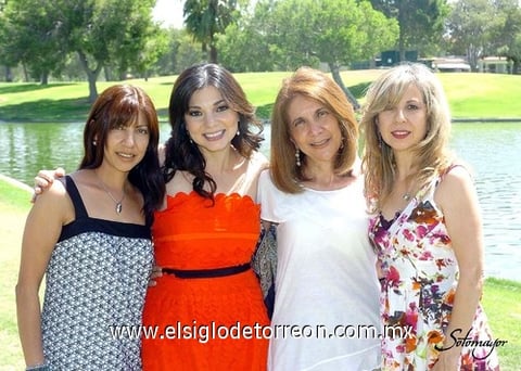 16062010 Alejandra Rodarte el día de su despedida de soltera en compañía de su futura suegra y tías del novio: Mónica Legorreta, Verónica Legorreta y Tere Balderas de Legorreta.
