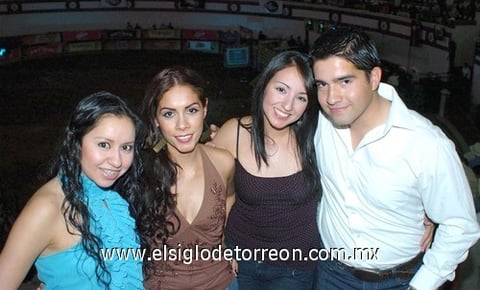 16062010 Espectadores. Karina y Daniela Tapia, Moni López y Armando Magaña.