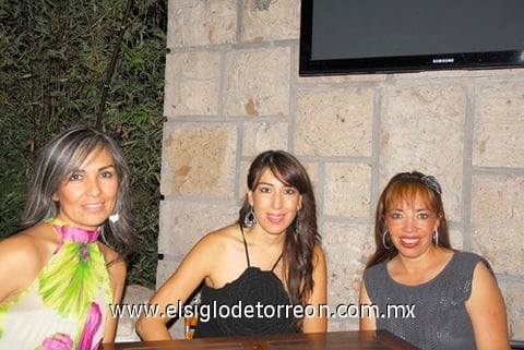 17062010 Claudia González, Kenia Herrera y Eréndira Leal, en su restaurante predilecto.