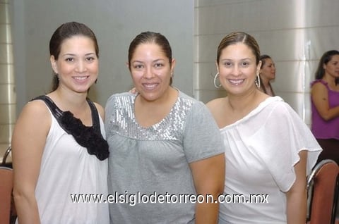 17062010 Ana Elisa Viesca, Isabel Román y Selina Sada.