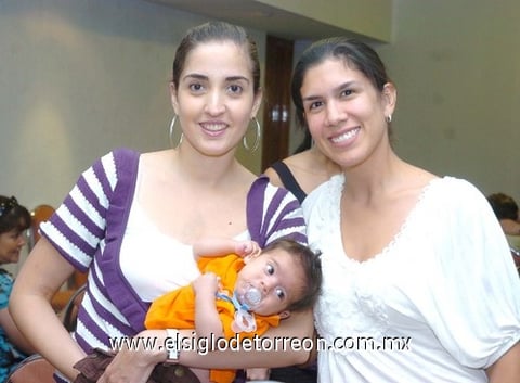 17062010 Claudia Hamdan de Gallegos, el bebé Enrique Gallegos Hamdan y Oti de Montaña.