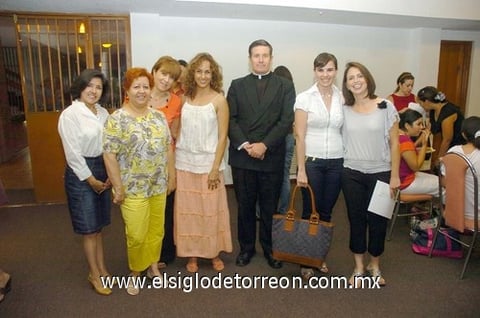 17062010 Gabriela, Norma, Mamuzy, Alejandra, padre Juan Carlos, Any y Betty.