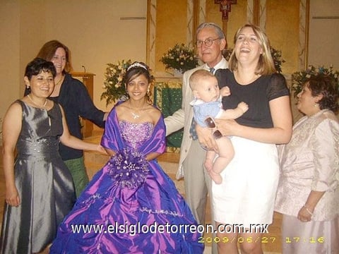 17062010 La quinceañera acompañada por sus familiares.