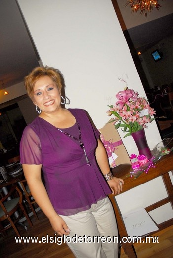 17062010 Mónica Martínez festejó recientemente en un restaurante su cumpleaños.