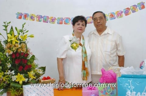 18062010 Martha Alicia Gajón Elydd celebrando su cumpleaños acompañada de su esposo Adulfo Salas Rodríguez.