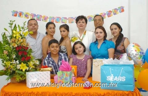 18062010 La festejada junto a sus hijos Abraham e Ivonne, Martha y Anayancy, su esposo Adulfo Salas Rodríguez y sus nietos, Ivonne, Jesús Abraham y Ana Sofía.