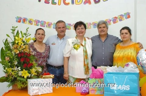 18062010 Martha Alicia con sus hermanos Edith, Daniel, Jesús y Aurora.