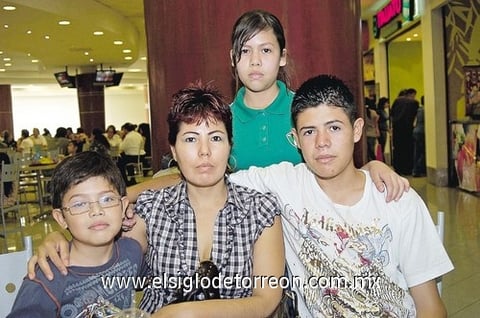 18062010 Juana con sus hijos Jesús, Alondra y Ángel.