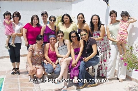 18062010  Cecy de Arredondo rodeada por sus seres queridos, durante su fiesta de cumpleaños.