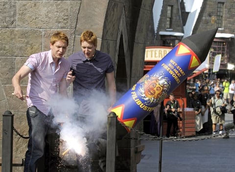 El Mundo Embrujado recrea los populares libros y películas sobre Harry Potter, con juegos, tiendas y reproducciones detalladas del ficticio pueblo de Hogsmeade, la Escuela Hogwarts de Magia y Hechicería y el tren de vapor Hogwarts Express.