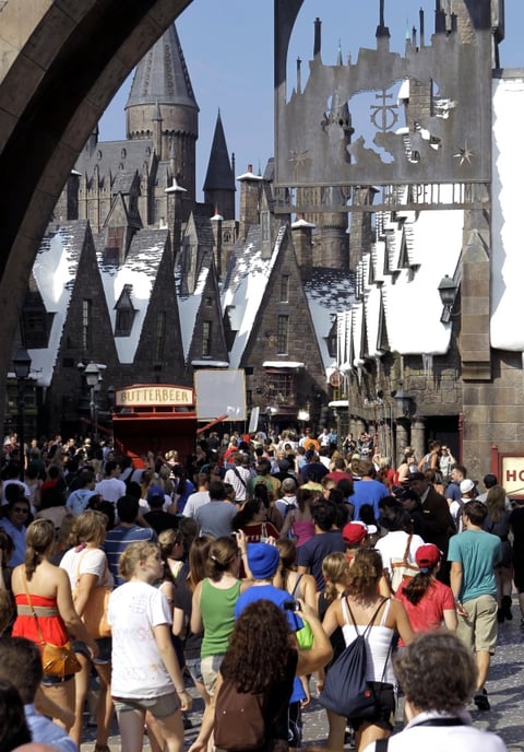 El parque admitía de a poco a los visitantes al área del Mundo Embrujado (Wizarding World) de ocho hectáreas (20 acres), por lo que desde adentro no parecía abarrotado.