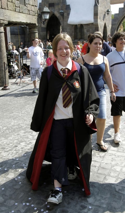 'El Mundo Mágico de Harry Potter' es una ambiciosa ciudad medieval con castillo, aldeas, montañas rusas, calles, pasadizos, tiendas y restaurantes, que ha costado 200 millones de dólares y que ha tardado cinco años en construirse.