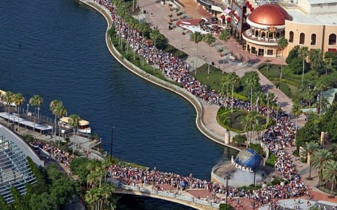 Los poderes del hechicero más famoso del planeta, Harry Potter, quedaron desplegados para el deleite de miles de personas que aguardaron impacientes la apertura del parque de atracciones 'El Mundo Mágico de Harry Potter'.