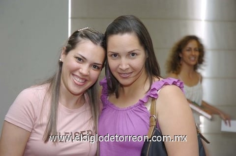 19062010 Silvia Cantú junto a la festejada, Daniela Rendón de Ruiz , quien espera a su bebé.