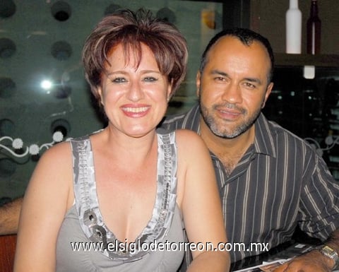 19062010 Rosario de Garza junto a su esposo Abdón Garza, disfrutaron de una cena.