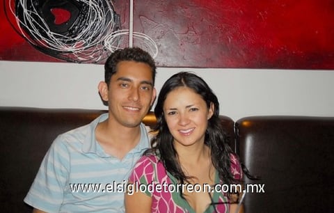 19062010 Fabián Landeros y Fernanda Merino, captados en su restaurante favorito.