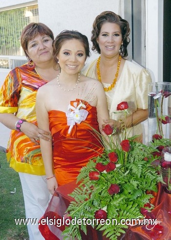 19062010 La futura novia disfrutó de su fiesta prenupcial junto a sus amigas y familiares.