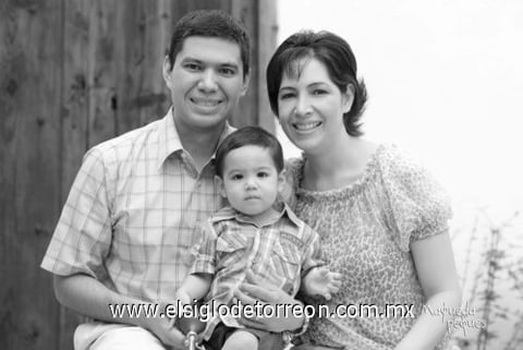 19062010 Miguel Ángel Vera Flores en compañía de sus padres Miguel Ángel Vera Urista y Ada Sonia Flores en una fotografía de estudio.- Maqueda Peques