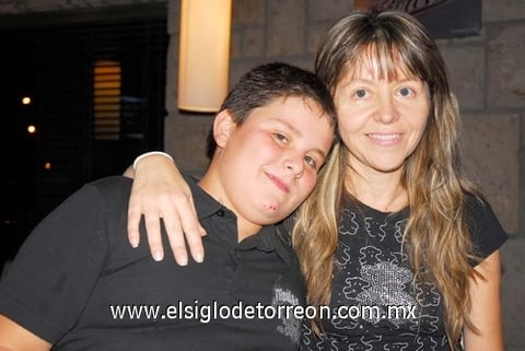 19062010 Recientemente disfrutaron de grata convivencia Nico junto a  Mariela.