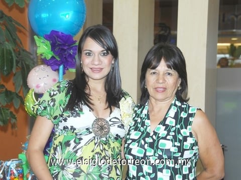 19062010 Valeria Correa de Durán junto a la organizadora de su festejo de canastilla, su mamá Elvia Rivas.