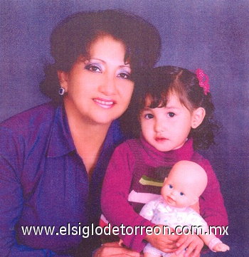 19062010 Consuelo Rodríguez acompañada de su nieta Ana Sofía Meléndez Rodríguez.