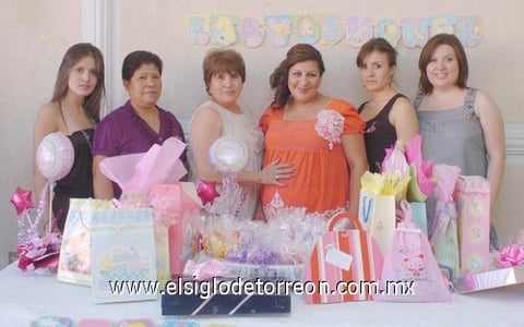19062010 Nadia Esparza Robles el día de su festejo de canastilla junto a su mamá y un grupo de amigas.