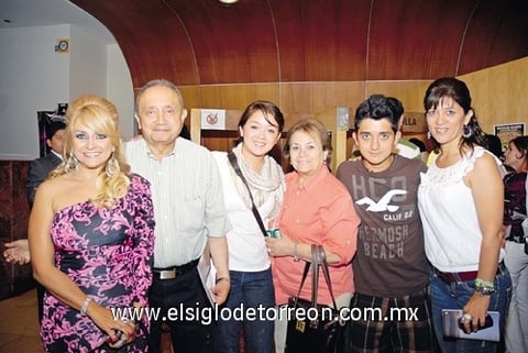19062010 Lucía de Ramos, Manuel Gamboa, Ana Karen de Gamboa, Rosalía de Gamboa, Ricardo Gamboa y Ana Cecilia Monárrez.