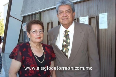 22062010 Francisco en compañía de su esposa.