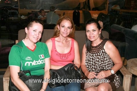 22062010 Ruth Izquierdo, Gaby Pérez y Edith Ficachi.
