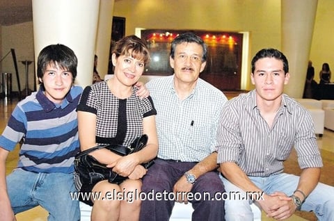 22062010 Carlos, Claudia, Carlos y José Ángel Romo.