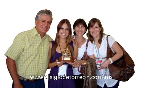 20062010 Ana Cristina Alarcón Albores acompañada por sus padres Ing. Carlos G. Alarcón V. y Leonor Albores de Alarcón y por su hermana Ana Karla Alarcón Albores en reciente entrega de premio al periodismo.