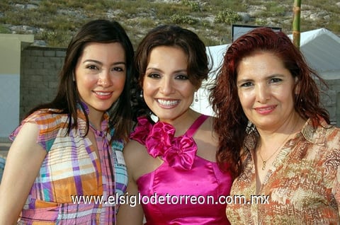20062010 Cynthia junto a Mirsa Jiménez y Nohemí Alcántar.