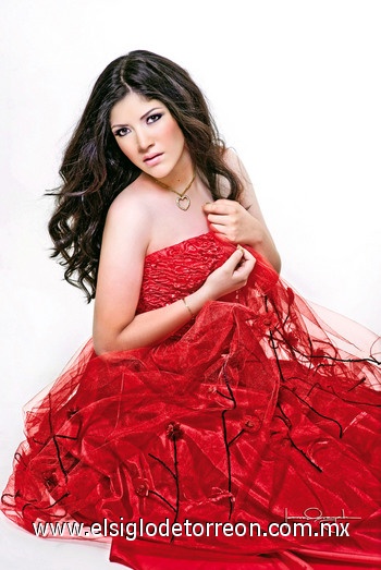 20062010 Karla Itzel Rodríguez Macías el día que celebró sus XV años, es hija de los Sres. Ing. Juan Aureliano Rodríguez de León y Profra. Flor Macías Gámez, en una fotografía de Estudio de Laura Grageda.