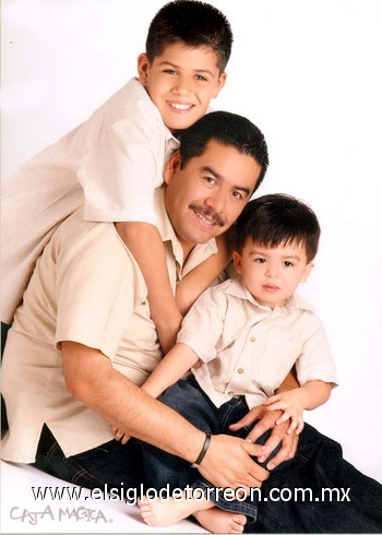 20062010 José Luis Palomares Gueta hoy celebra el Día del Padre junto a sus hijos José Luis y Luis Ángel Palomares Saldaña.