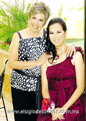 20062010 Mynerva de León de Castro le ofreció una fiesta prenupcial a su hija Yuriko Castro de León.