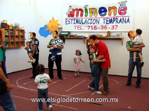 20062010 Los pequeños estudiantes convivieron con sus papás.
