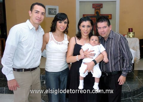 20062010 Luis Fernando junto a sus papás y sus padrinos, Ernesto Faudoa y Mariana Rodríguez de Faudoa.