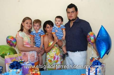 23062010 Brenda Álvarez, Perla Nava y Rodrigo Álvarez junto a los festejados: Fernando Herrera Álvarez y Luis Rodrigo Álvarez Nava.