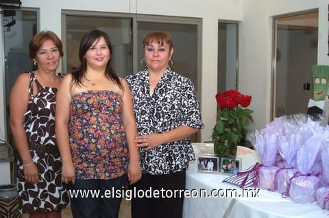 23062010 Gloria Mijares Elósegui en compañía de las organizadoras de su fiesta prenupcial: Sandra de Álvarez y María Isabel de Mijares.